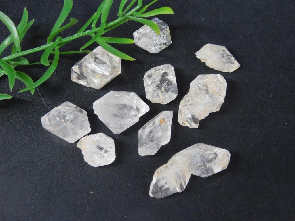 HERKIMER DIAMONDS ROCK STONE LAPIDARY SPECIMEN: HERKIMER DIAMONDS ROCK STONE LAPIDARY SPECIMEN — Part of our Discover Hidden Harbor, Crystals and Gems auction at HATMAN'S Auctions! Please see photos for measurements and condition. YES, we have