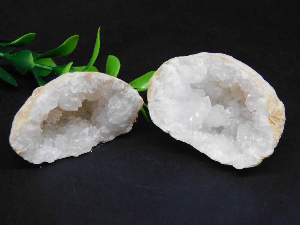 GEODE ROCK STONE LAPIDARY SPECIMEN: GEODE ROCK STONE LAPIDARY SPECIMEN - Part of our Discover Golden Attic, Crystals and Gems auction at HATMAN'S Auctions! Please see photos for measurements and condition. YES, we have in-house shipping