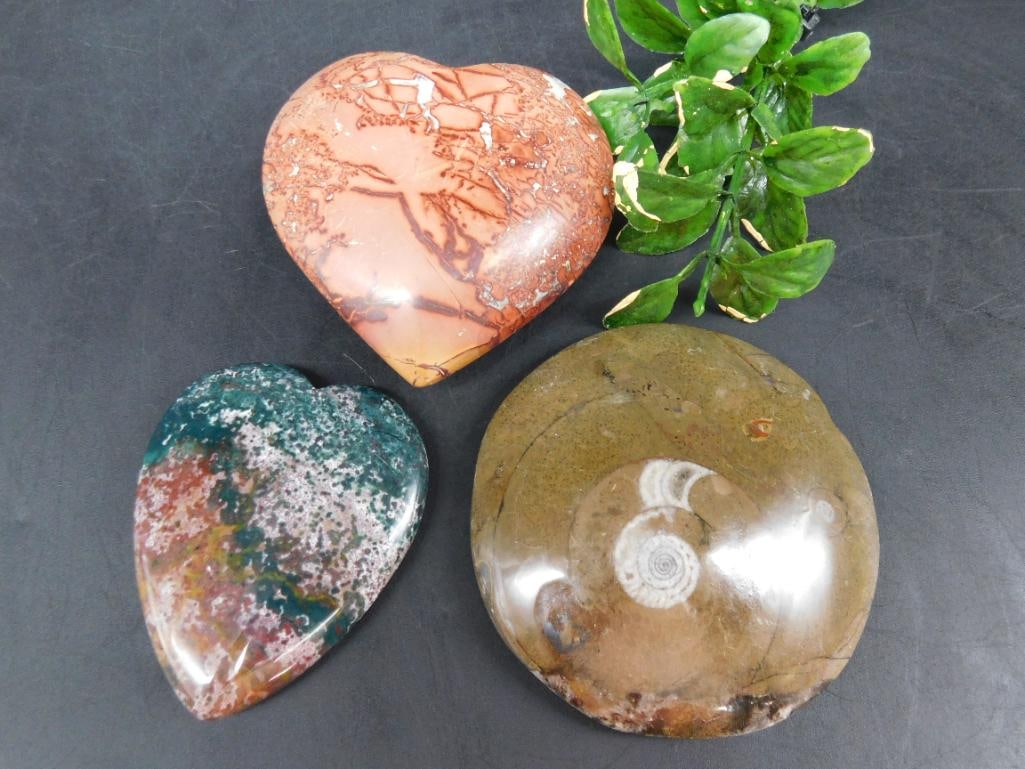 MIXED LOT ROCK STONE LAPIDARY SPECIMEN: MIXED LOT ROCK STONE LAPIDARY SPECIMEN - Part of our Discover Golden Attic, Crystals and Gems auction at HATMAN'S Auctions! Please see photos for measurements and condition. YES, we have in-house
