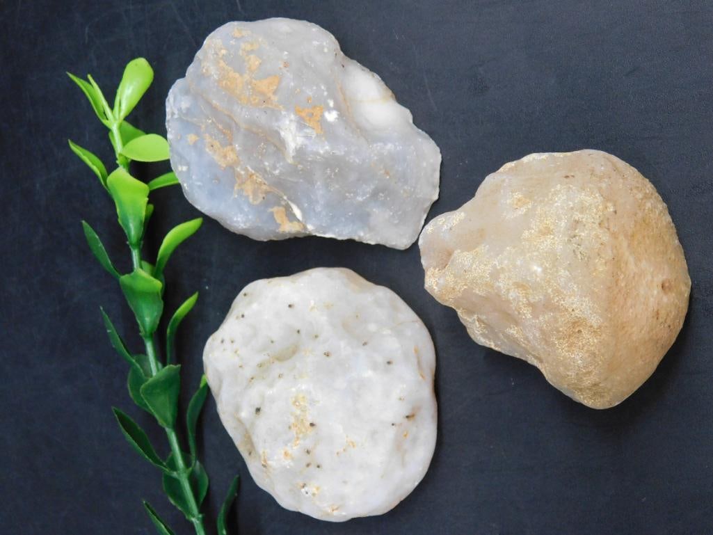 MIXED ROUGH LOT ROCK STONE LAPIDARY SPECIMEN: MIXED ROUGH LOT ROCK STONE LAPIDARY SPECIMEN - Part of our Discover Golden Attic, Crystals and Gems auction at HATMAN'S Auctions! Please see photos for measurements and condition. YES, we have
