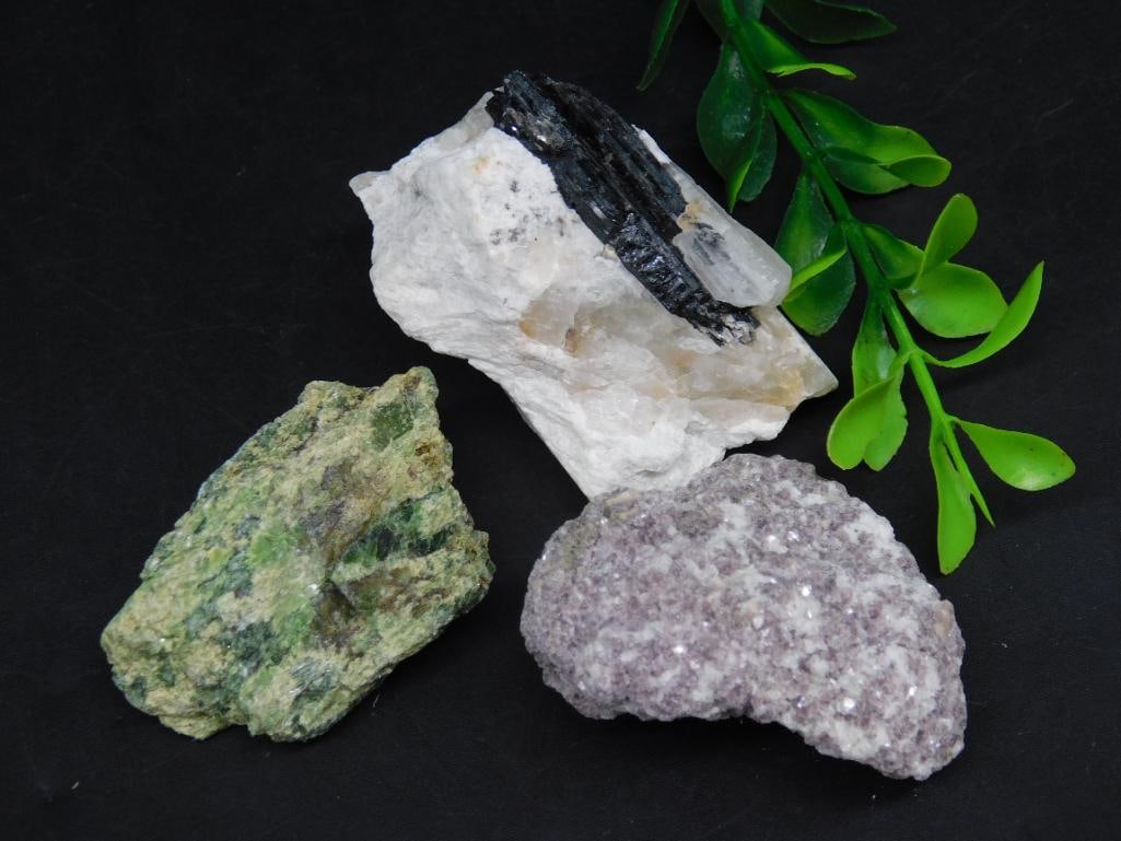 MIXED ROUGH LOT ROCK STONE LAPIDARY SPECIMEN: MIXED ROUGH LOT ROCK STONE LAPIDARY SPECIMEN - Part of our Discover Golden Attic, Crystals and Gems auction at HATMAN'S Auctions! Please see photos for measurements and condition. YES, we have in-hous