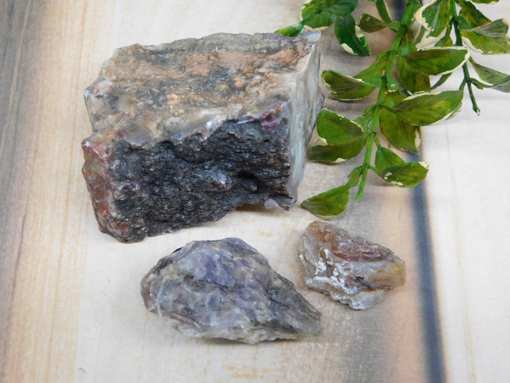 MIXED ROUGH LOT ROCK STONE LAPIDARY SPECIMEN: MIXED ROUGH LOT ROCK STONE LAPIDARY SPECIMEN - Part of our Discover Golden Attic, Crystals and Gems auction at HATMAN'S Auctions! Please see photos for measurements and condition. YES, we have