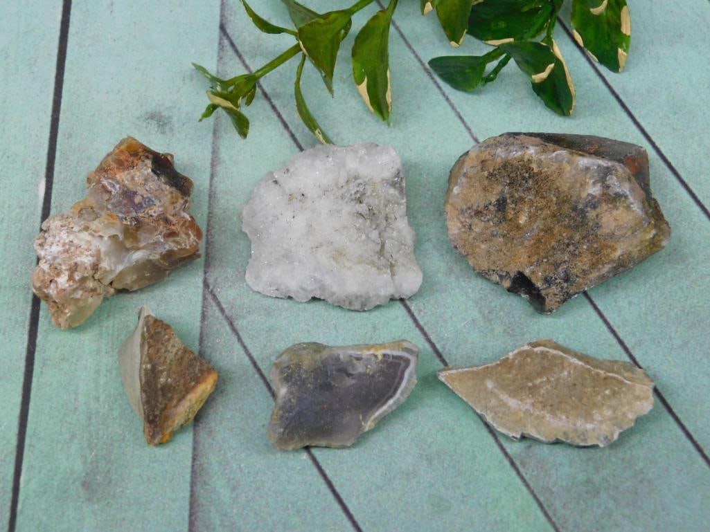 MIXED ROUGH LOT ROCK STONE LAPIDARY SPECIMEN: MIXED ROUGH LOT ROCK STONE LAPIDARY SPECIMEN - Part of our Discover Golden Attic, Crystals and Gems auction at HATMAN'S Auctions! Please see photos for measurements and condition. YES, we have