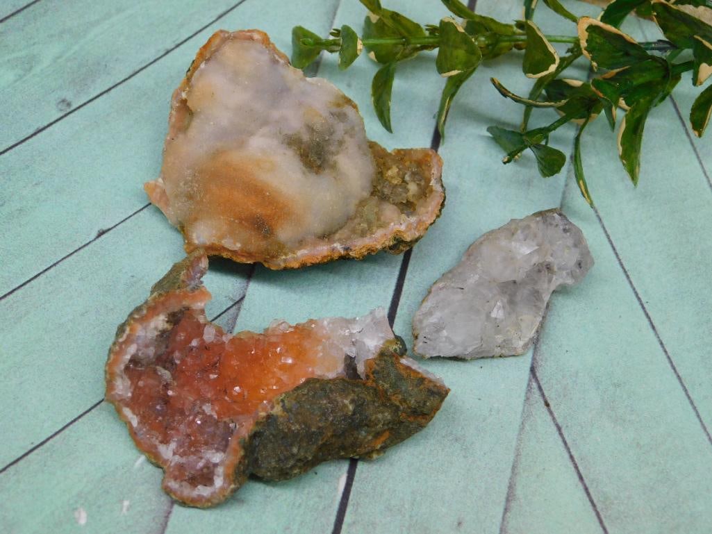 MIXED ROUGH LOT ROCK STONE LAPIDARY SPECIMEN: MIXED ROUGH LOT ROCK STONE LAPIDARY SPECIMEN - Part of our Discover Golden Attic, Crystals and Gems auction at HATMAN'S Auctions! Please see photos for measurements and condition. YES, we have