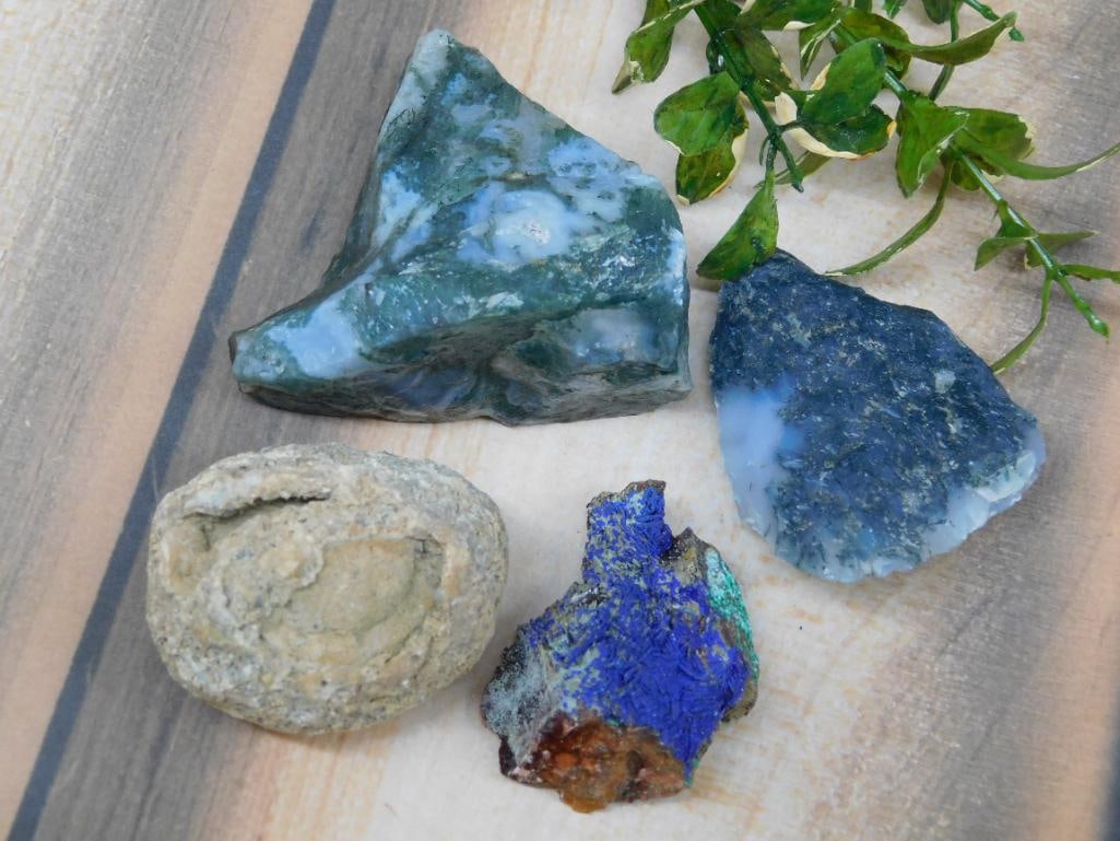 MIXED ROUGH LOT ROCK STONE LAPIDARY SPECIMEN: MIXED ROUGH LOT ROCK STONE LAPIDARY SPECIMEN - Part of our Discover Golden Attic, Crystals and Gems auction at HATMAN'S Auctions! Please see photos for measurements and condition. YES, we have in-hous