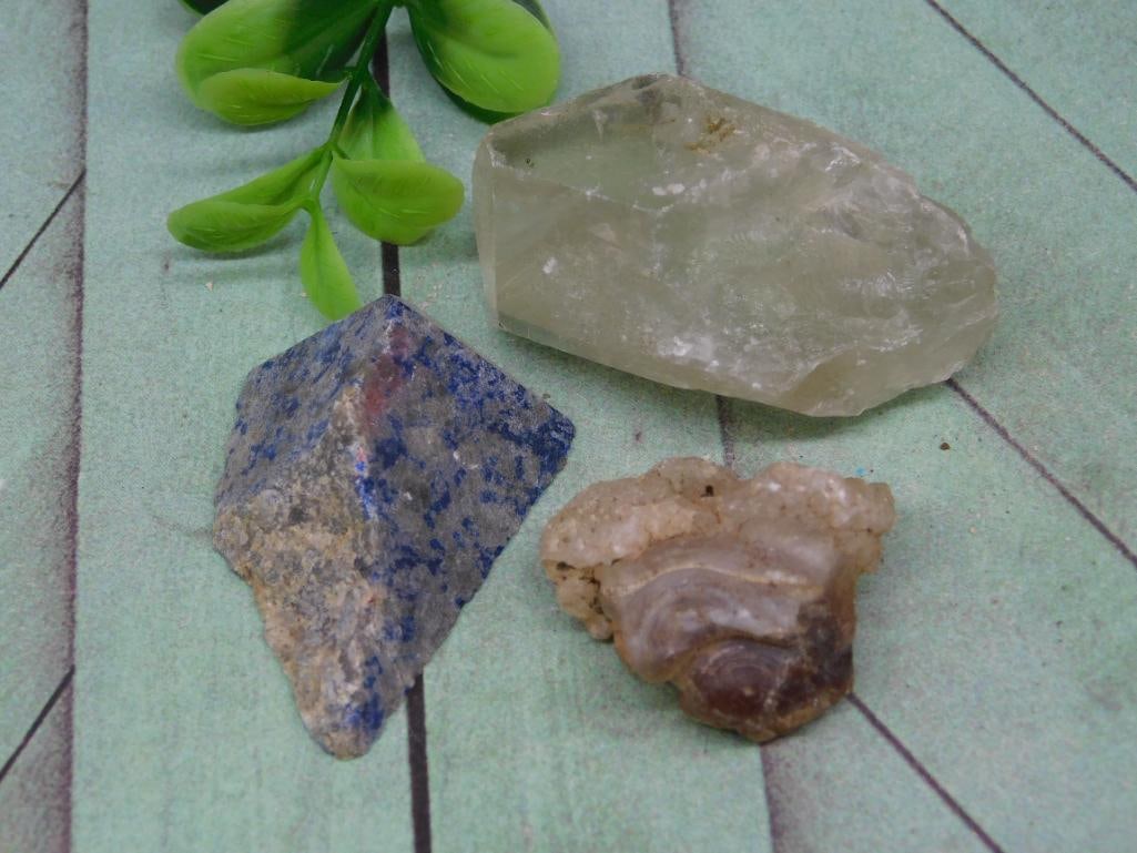 MIXED ROUGH LOT ROCK STONE LAPIDARY SPECIMEN: MIXED ROUGH LOT ROCK STONE LAPIDARY SPECIMEN - Part of our Discover Golden Attic, Crystals and Gems auction at HATMAN'S Auctions! Please see photos for measurements and condition. YES, we have in-hous