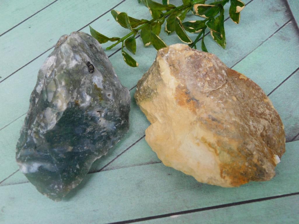 MIXED ROUGH LOT ROCK STONE LAPIDARY SPECIMEN: MIXED ROUGH LOT ROCK STONE LAPIDARY SPECIMEN - Part of our Discover Golden Attic, Crystals and Gems auction at HATMAN'S Auctions! Please see photos for measurements and condition. YES, we have