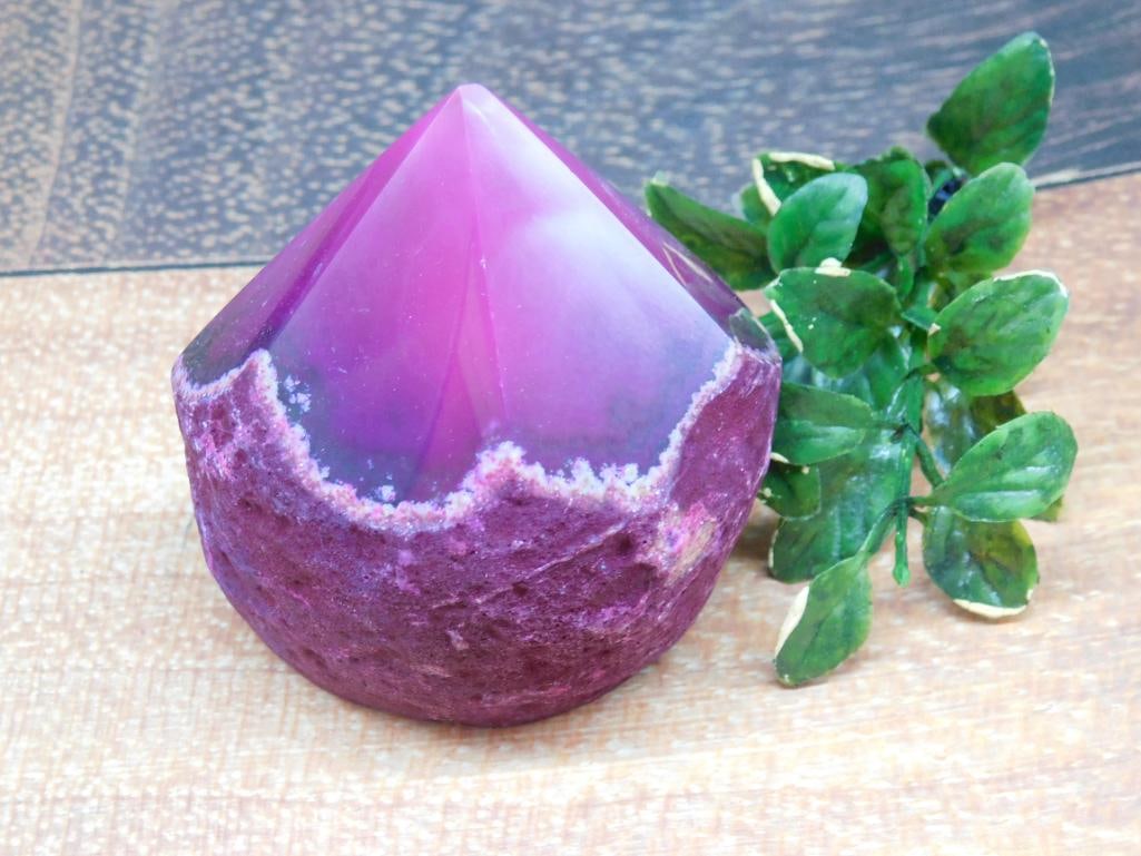 AGATE POINT ROCK STONE LAPIDARY SPECIMEN: AGATE POINT ROCK STONE LAPIDARY SPECIMEN - Part of our Discover Golden Attic, Crystals and Gems auction at HATMAN'S Auctions! Please see photos for measurements and condition. YES, we have in-house sh