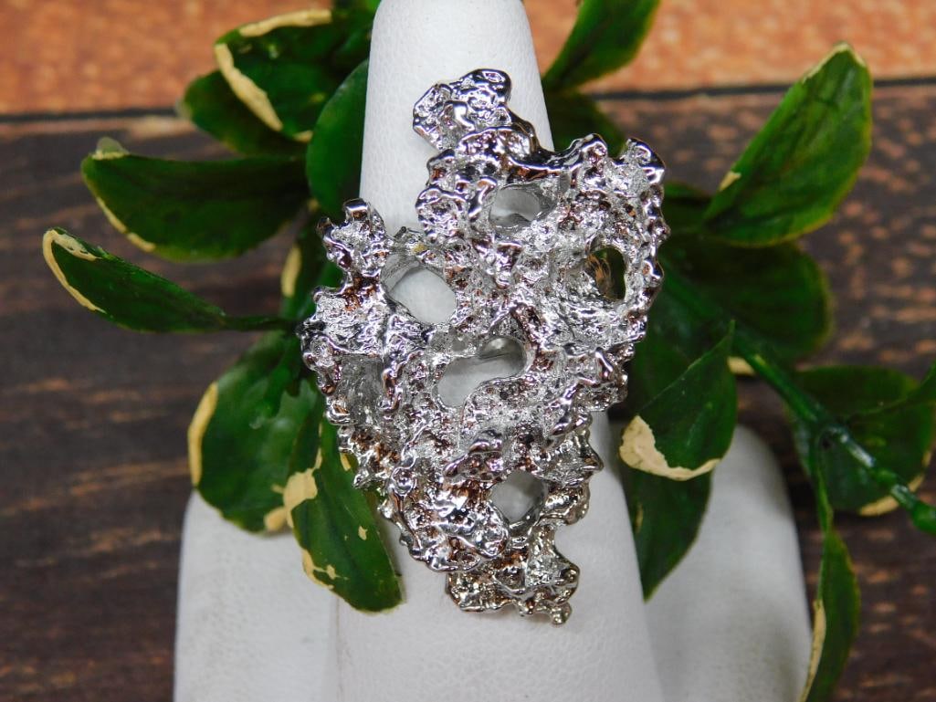 SILVER TONE RING ROCK STONE LAPIDARY SPECIMEN: SILVER TONE RING ROCK STONE LAPIDARY SPECIMEN - Part of our Discover Golden Attic, Crystals and Gems auction at HATMAN'S Auctions! Please see photos for measurements and condition. YES, we have