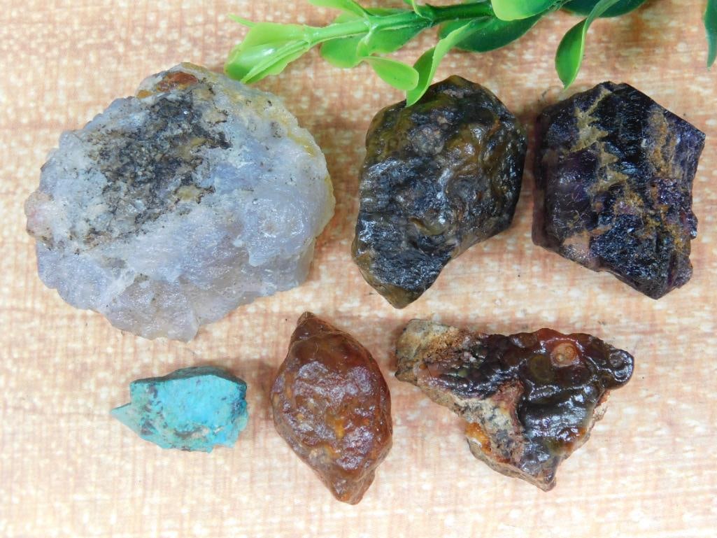 MIXED ROUGH LOT ROCK STONE LAPIDARY SPECIMEN: MIXED ROUGH LOT ROCK STONE LAPIDARY SPECIMEN - Part of our Discover Golden Attic, Crystals and Gems auction at HATMAN'S Auctions! Please see photos for measurements and condition. YES, we have