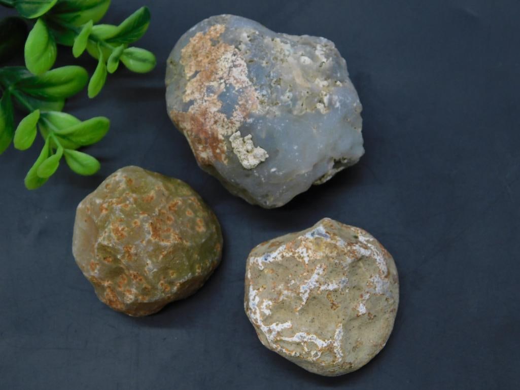 MIXED ROUGH LOT ROCK STONE LAPIDARY SPECIMEN: MIXED ROUGH LOT ROCK STONE LAPIDARY SPECIMEN - Part of our Discover Golden Attic, Crystals and Gems auction at HATMAN'S Auctions! Please see photos for measurements and condition. YES, we have in-hous