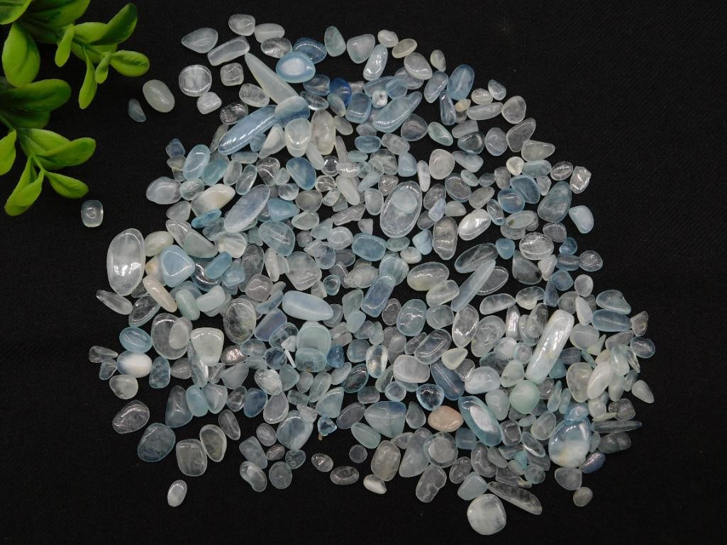 AQUAMARINE ROCK STONE LAPIDARY SPECIMEN: AQUAMARINE ROCK STONE LAPIDARY SPECIMEN - Part of our Discover Golden Attic, Crystals and Gems auction at HATMAN'S Auctions! Please see photos for measurements and condition. YES, we have in-house