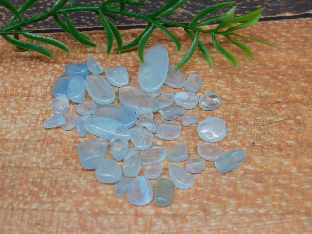 AQUAMARINE ROCK STONE LAPIDARY SPECIMEN: AQUAMARINE ROCK STONE LAPIDARY SPECIMEN - Part of our Discover Golden Attic, Crystals and Gems auction at HATMAN'S Auctions! Please see photos for measurements and condition. YES, we have in-house