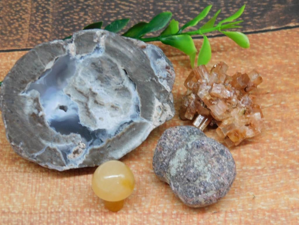 MIXED LOT ROCK STONE LAPIDARY SPECIMEN: MIXED LOT ROCK STONE LAPIDARY SPECIMEN - Part of our Discover Golden Attic, Crystals and Gems auction at HATMAN'S Auctions! Please see photos for measurements and condition. YES, we have in-house