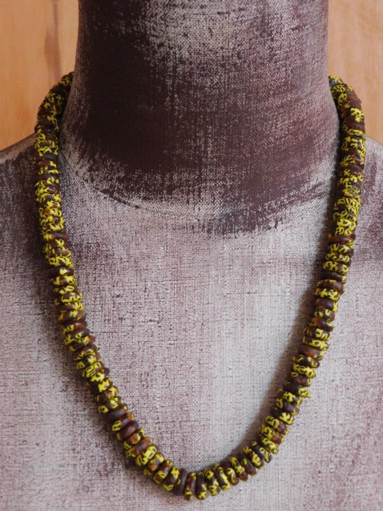 YELLOW AND BROWN HAND PAINTED AFRICAN TRADE BEAD NECKLACE: YELLOW AND BROWN HAND PAINTED AFRICAN TRADE BEAD NECKLACE - Part of our Discover Golden Attic, Crystals and Gems auction at HATMAN'S Auctions! Please see photos for measurements and condition. YES,