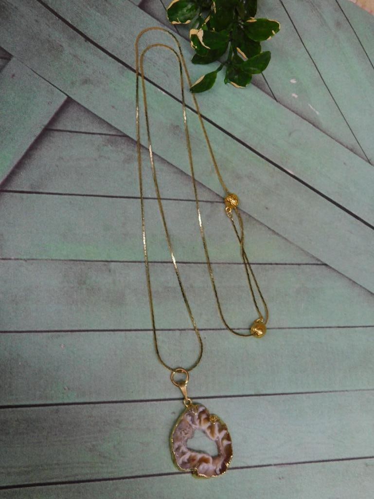 GEODE SLICE PENDANT ON CHAIN NECKLACE ROCK STONE LAPIDARY SPECIMEN: GEODE SLICE PENDANT ON CHAIN NECKLACE ROCK STONE LAPIDARY SPECIMEN - Part of our Discover Golden Attic, Crystals and Gems auction at HATMAN'S Auctions! Please see photos for measurements and