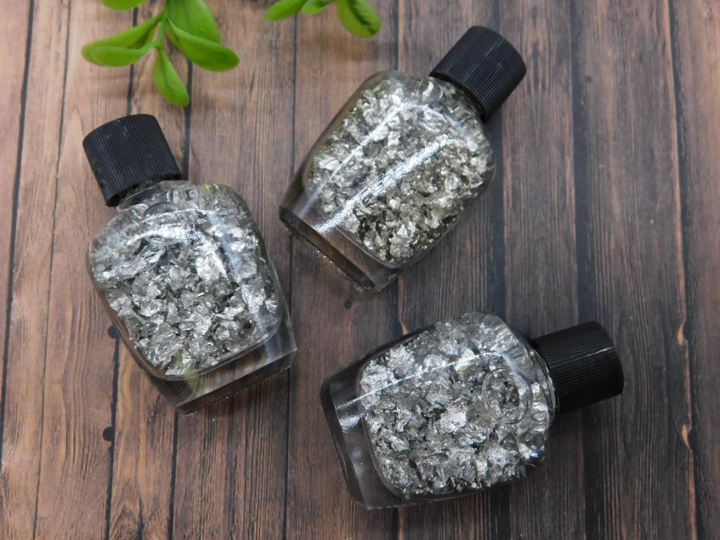 SILVER FLAKES IN BOTTLE ROCK STONE LAPIDARY SPECIMEN: SILVER FLAKES IN BOTTLE ROCK STONE LAPIDARY SPECIMEN - Part of our Discover Golden Attic, Crystals and Gems auction at HATMAN'S Auctions! Please see photos for measurements and condition. YES, we