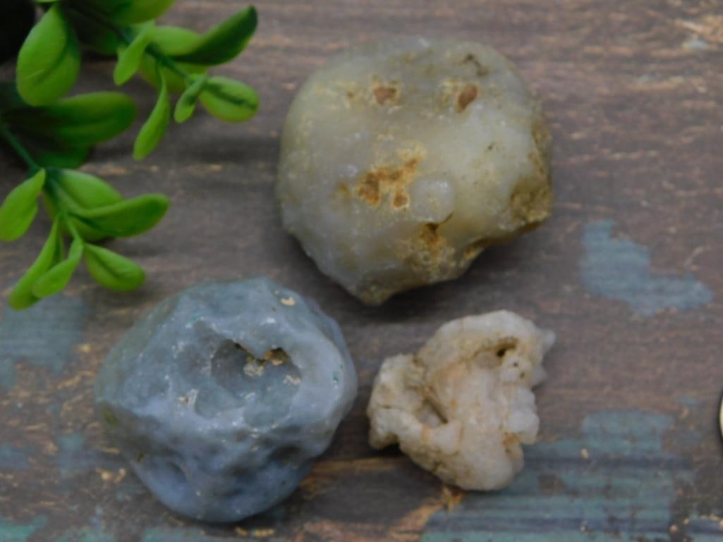 ROCK STONE LAPIDARY SPECIMEN: ROCK STONE LAPIDARY SPECIMEN - Part of our Discover Golden Attic, Crystals and Gems auction at HATMAN'S Auctions! Please see photos for measurements and condition. YES, we have in-house shipping! We h