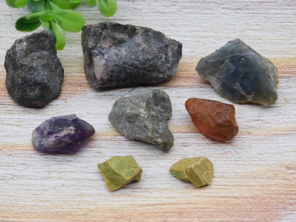 MIXED ROUGH LOT ROCK STONE LAPIDARY SPECIMEN: MIXED ROUGH LOT ROCK STONE LAPIDARY SPECIMEN - Part of our Discover Golden Attic, Crystals and Gems auction at HATMAN'S Auctions! Please see photos for measurements and condition. YES, we have in-hous