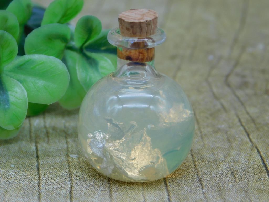 SILVER FLAKES IN BOTTLE ROCK STONE LAPIDARY SPECIMEN: SILVER FLAKES IN BOTTLE ROCK STONE LAPIDARY SPECIMEN - Part of our Discover Golden Attic, Crystals and Gems auction at HATMAN'S Auctions! Please see photos for measurements and condition. YES, we