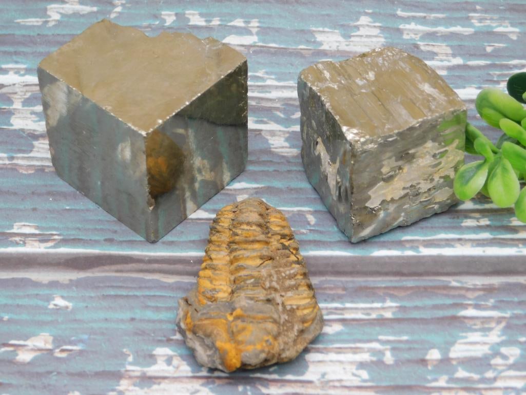 MIXED LOT ROCK STONE LAPIDARY SPECIMEN: MIXED LOT ROCK STONE LAPIDARY SPECIMEN - Part of our Discover Golden Attic, Crystals and Gems auction at HATMAN'S Auctions! Please see photos for measurements and condition. YES, we have in-house ship