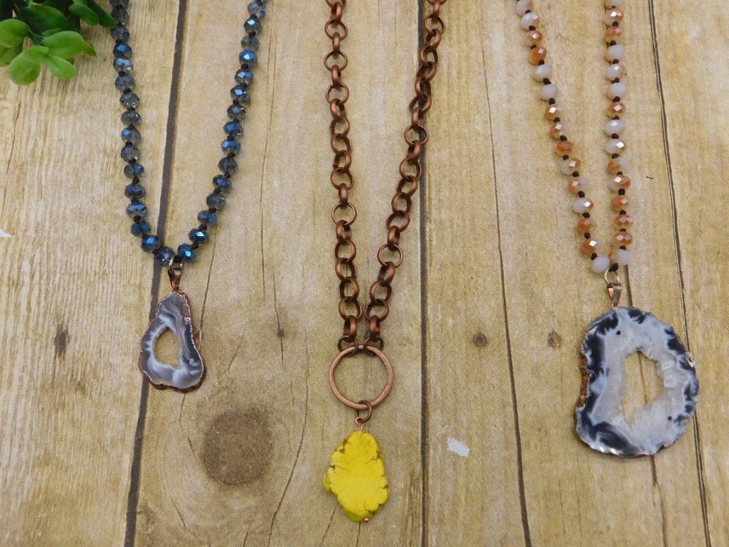 MIXED JEWELRY LOT ROCK STONE LAPIDARY SPECIMEN: MIXED JEWELRY LOT ROCK STONE LAPIDARY SPECIMEN - Part of our Discover Golden Attic, Crystals and Gems auction at HATMAN'S Auctions! Please see photos for measurements and condition. YES, we have