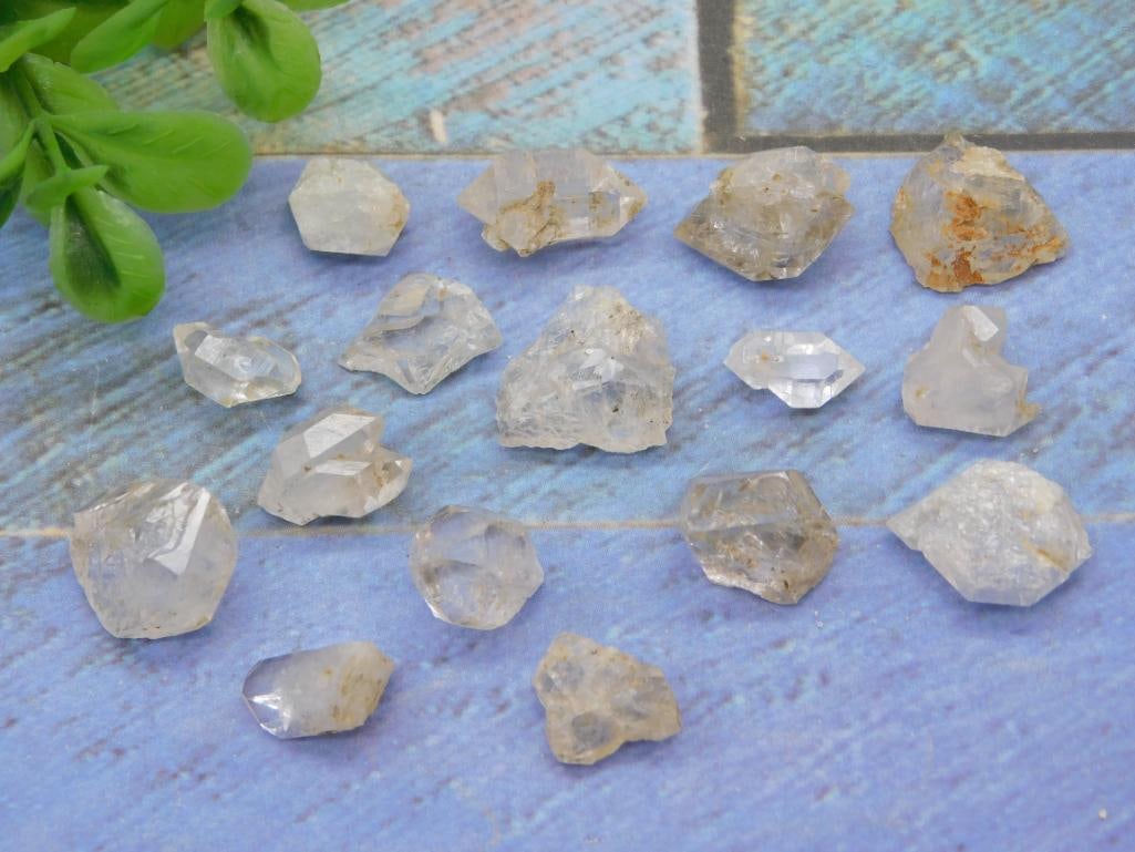 HERKIMER DIAMONDS ROCK STONE LAPIDARY SPECIMEN: HERKIMER DIAMONDS ROCK STONE LAPIDARY SPECIMEN - Part of our Discover Golden Attic, Crystals and Gems auction at HATMAN'S Auctions! Please see photos for measurements and condition. YES, we have