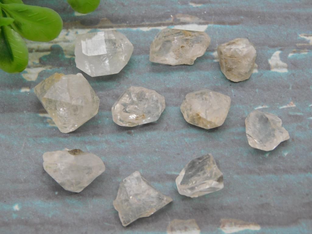 HERKIMER DIAMONDS ROCK STONE LAPIDARY SPECIMEN: HERKIMER DIAMONDS ROCK STONE LAPIDARY SPECIMEN - Part of our Discover Golden Attic, Crystals and Gems auction at HATMAN'S Auctions! Please see photos for measurements and condition. YES, we have