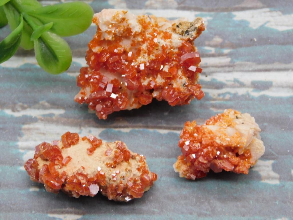 VANADINITE ROCK STONE LAPIDARY SPECIMEN: VANADINITE ROCK STONE LAPIDARY SPECIMEN - Part of our Discover Golden Attic, Crystals and Gems auction at HATMAN'S Auctions! Please see photos for measurements and condition. YES, we have in-house shi