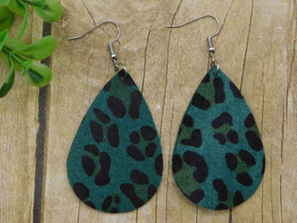 EARRINGS: EARRINGS - Part of our Discover Golden Attic, Crystals and Gems auction at HATMAN'S Auctions! Please see photos for measurements and condition. YES, we have in-house shipping! We have MANY REPEAT CUST
