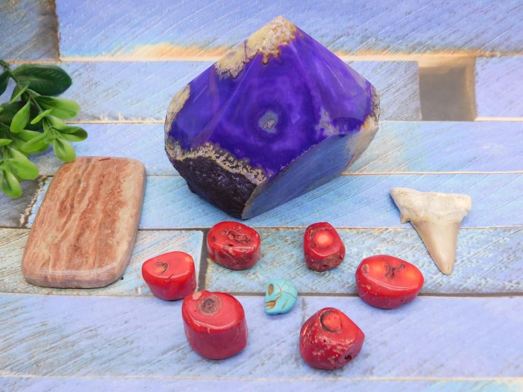 MIXED LOT ROCK STONE LAPIDARY SPECIMEN: MIXED LOT ROCK STONE LAPIDARY SPECIMEN - Part of our Discover Golden Attic, Crystals and Gems auction at HATMAN'S Auctions! Please see photos for measurements and condition. YES, we have in-house ship