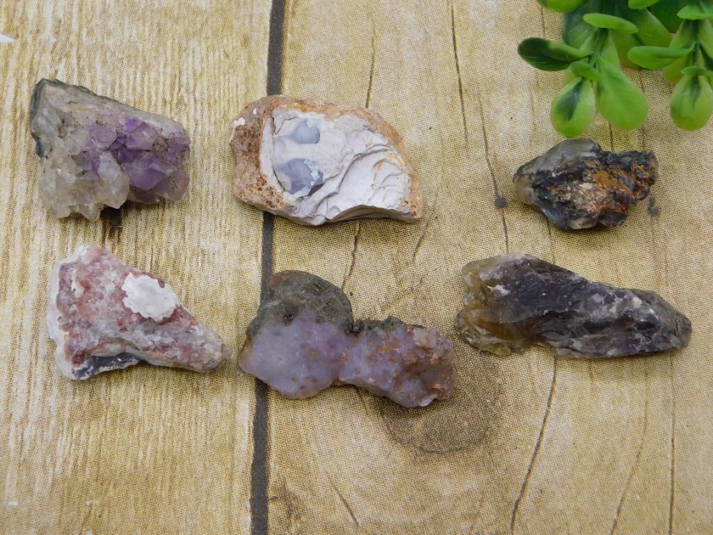 MIXED ROUGH LOT ROCK STONE LAPIDARY SPECIMEN: MIXED ROUGH LOT ROCK STONE LAPIDARY SPECIMEN - Part of our Discover Golden Attic, Crystals and Gems auction at HATMAN'S Auctions! Please see photos for measurements and condition. YES, we have in-hous