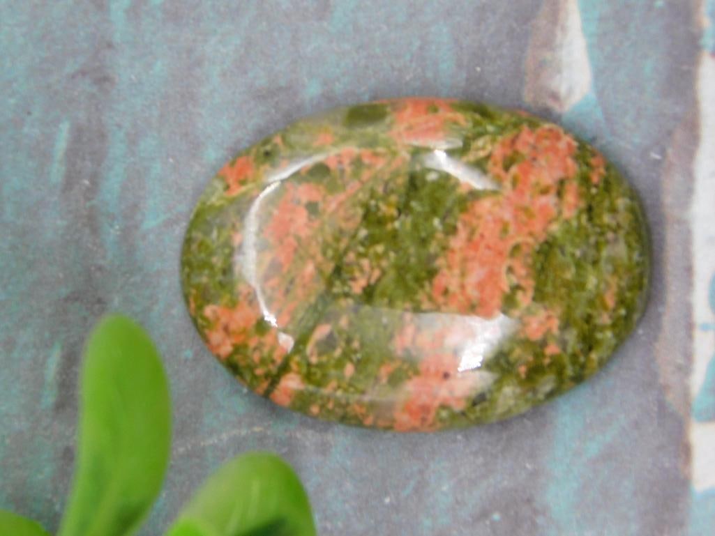 UNAKITE CABOCHON ROCK STONE LAPIDARY SPECIMEN: UNAKITE CABOCHON ROCK STONE LAPIDARY SPECIMEN - Part of our Discover Golden Attic, Crystals and Gems auction at HATMAN'S Auctions! Please see photos for measurements and condition. YES, we have