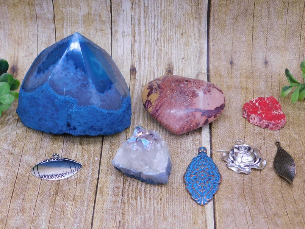 MIXED LOT ROCK STONE LAPIDARY SPECIMEN: MIXED LOT ROCK STONE LAPIDARY SPECIMEN - Part of our Discover Golden Attic, Crystals and Gems auction at HATMAN'S Auctions! Please see photos for measurements and condition. YES, we have in-house