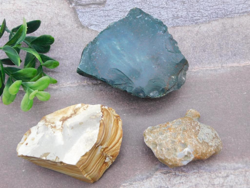 MIXED ROUGH LOT ROCK STONE LAPIDARY SPECIMEN: MIXED ROUGH LOT ROCK STONE LAPIDARY SPECIMEN - Part of our Discover Golden Attic, Crystals and Gems auction at HATMAN'S Auctions! Please see photos for measurements and condition. YES, we have