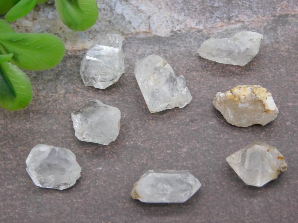 HERKIMER DIAMONDS ROCK STONE LAPIDARY SPECIMEN: HERKIMER DIAMONDS ROCK STONE LAPIDARY SPECIMEN - Part of our Discover Golden Attic, Crystals and Gems auction at HATMAN'S Auctions! Please see photos for measurements and condition. YES, we have in-ho