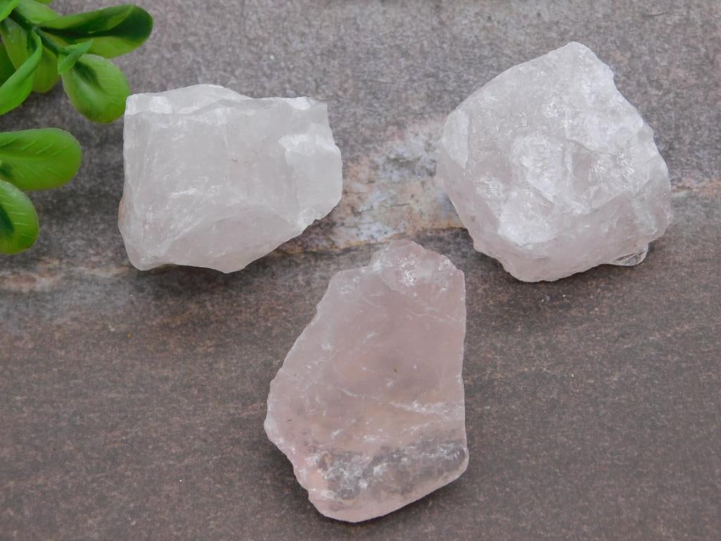 ROSE QUARTZ ROCK STONE LAPIDARY SPECIMEN: ROSE QUARTZ ROCK STONE LAPIDARY SPECIMEN - Part of our Discover Golden Attic, Crystals and Gems auction at HATMAN'S Auctions! Please see photos for measurements and condition. YES, we have in-house