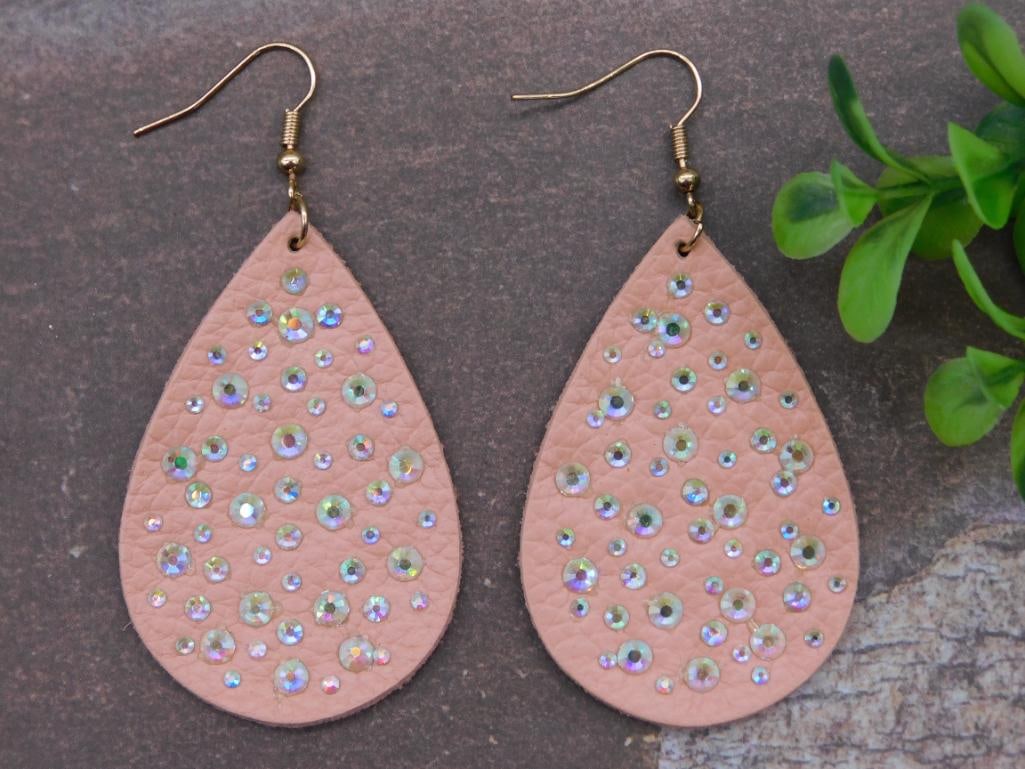 EARRINGS COSTUME JEWELRY: EARRINGS COSTUME JEWELRY - Part of our Discover Golden Attic, Crystals and Gems auction at HATMAN'S Auctions! Please see photos for measurements and condition. YES, we have in-house shipping! We have 