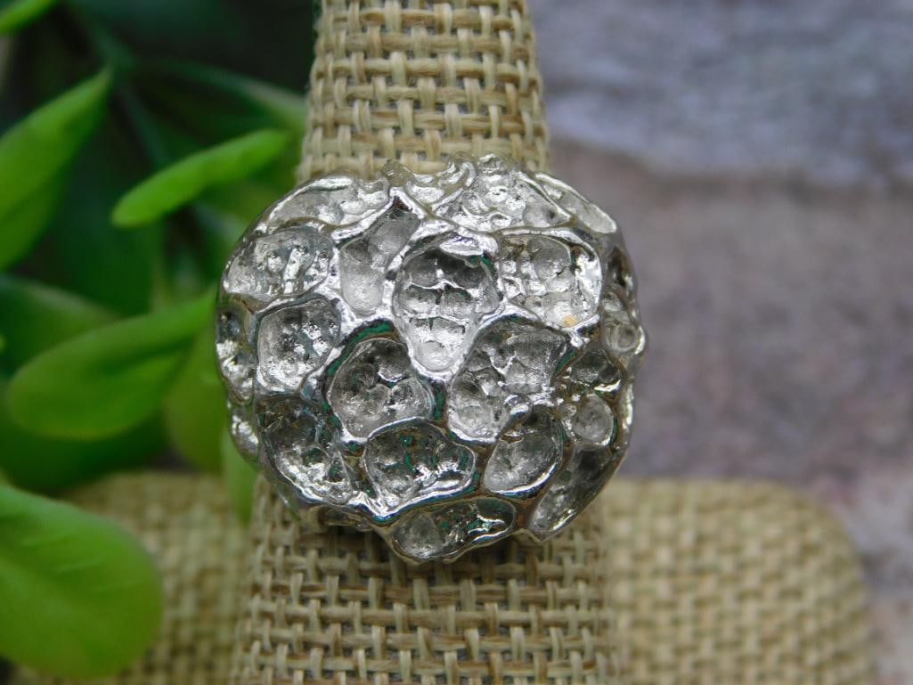 HAMMERED SILVER TONE RING: HAMMERED SILVER TONE RING - Part of our Discover Golden Attic, Crystals and Gems auction at HATMAN'S Auctions! Please see photos for measurements and condition. YES, we have in-house shipping! We have
