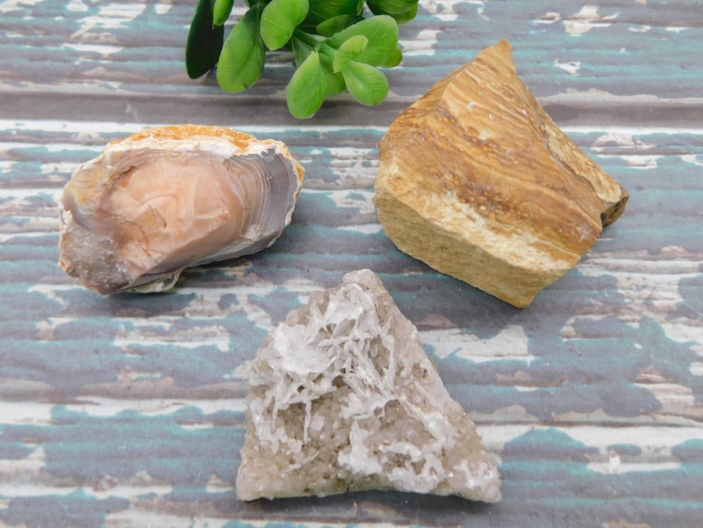 MIXED ROUGH LOT ROCK STONE LAPIDARY SPECIMEN: MIXED ROUGH LOT ROCK STONE LAPIDARY SPECIMEN - Part of our Discover Golden Attic, Crystals and Gems auction at HATMAN'S Auctions! Please see photos for measurements and condition. YES, we have