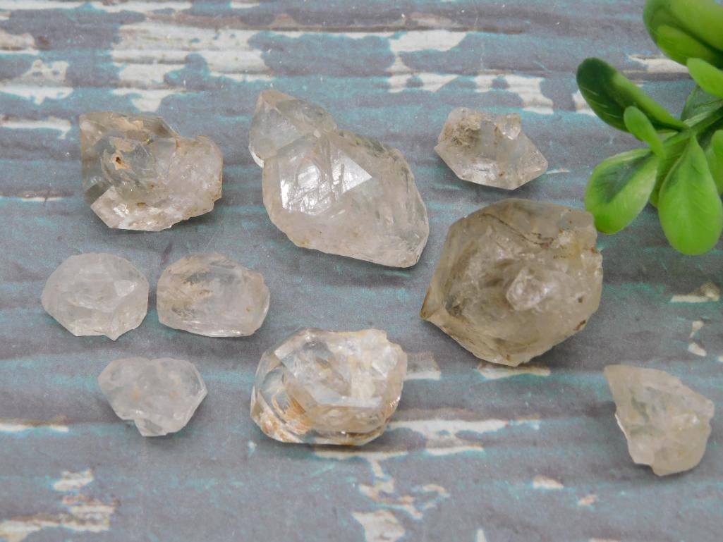 HERKIMER DIAMONDS ROCK STONE LAPIDARY SPECIMEN: HERKIMER DIAMONDS ROCK STONE LAPIDARY SPECIMEN - Part of our Discover Golden Attic, Crystals and Gems auction at HATMAN'S Auctions! Please see photos for measurements and condition. YES, we have in-ho