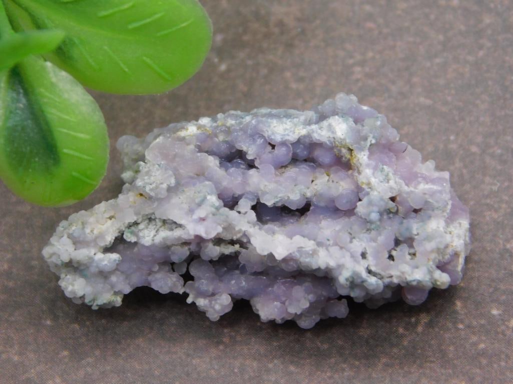 GRAPE AGATE ROCK STONE LAPIDARY SPECIMEN: GRAPE AGATE ROCK STONE LAPIDARY SPECIMEN - Part of our Discover Golden Attic, Crystals and Gems auction at HATMAN'S Auctions! Please see photos for measurements and condition. YES, we have in-house sh