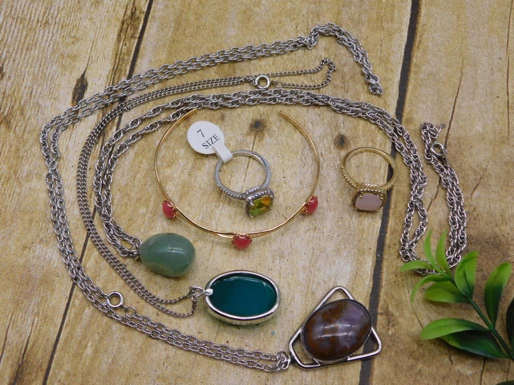 MIXED JEWELRY LOT ROCK STONE LAPIDARY SPECIMEN: MIXED JEWELRY LOT ROCK STONE LAPIDARY SPECIMEN - Part of our Discover Golden Attic, Crystals and Gems auction at HATMAN'S Auctions! Please see photos for measurements and condition. YES, we have in-ho