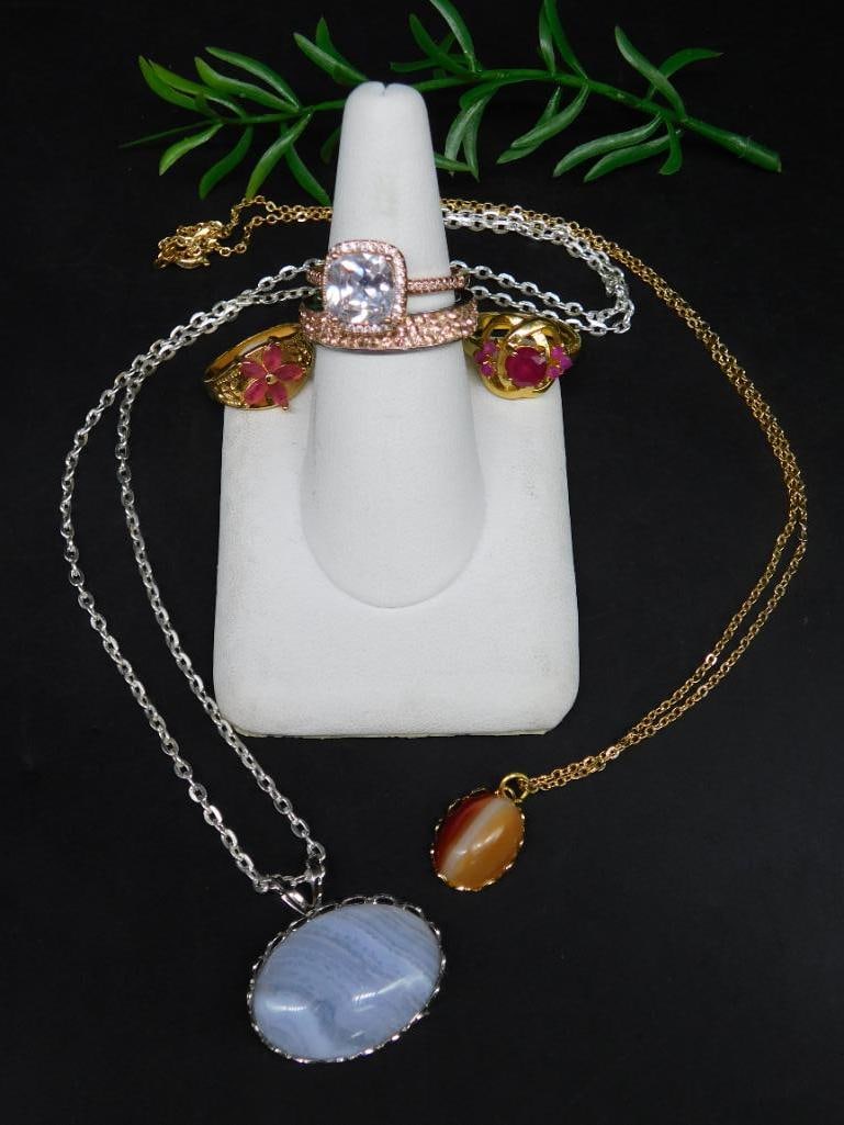 MIXED JEWELRY LOT ROCK STONE LAPIDARY SPECIMEN: MIXED JEWELRY LOT ROCK STONE LAPIDARY SPECIMEN - Part of our Discover Golden Attic, Crystals and Gems auction at HATMAN'S Auctions! Please see photos for measurements and condition. YES, we have