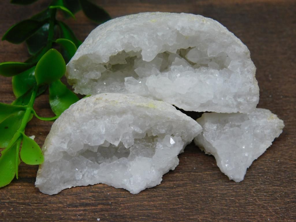 GEODE ROCK STONE LAPIDARY SPECIMEN: GEODE ROCK STONE LAPIDARY SPECIMEN - Part of our Discover Golden Attic, Crystals and Gems auction at HATMAN'S Auctions! Please see photos for measurements and condition. YES, we have in-house