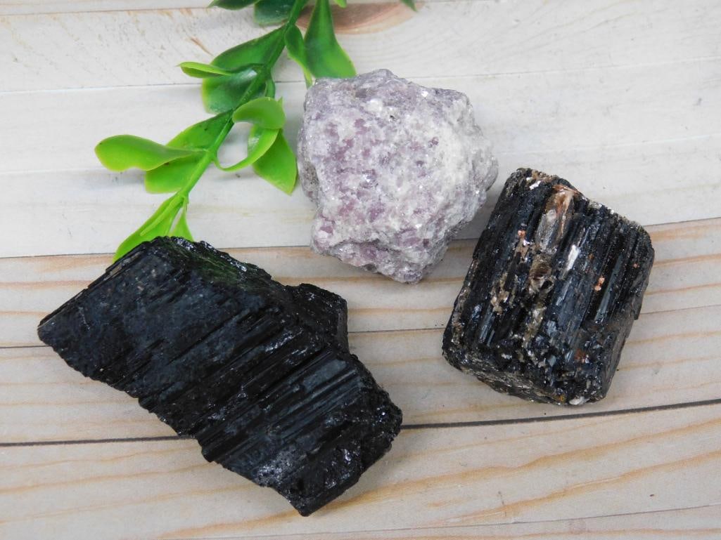 MIXED ROUGH LOT ROCK STONE LAPIDARY SPECIMEN: MIXED ROUGH LOT ROCK STONE LAPIDARY SPECIMEN - Part of our Discover Golden Attic, Crystals and Gems auction at HATMAN'S Auctions! Please see photos for measurements and condition. YES, we have