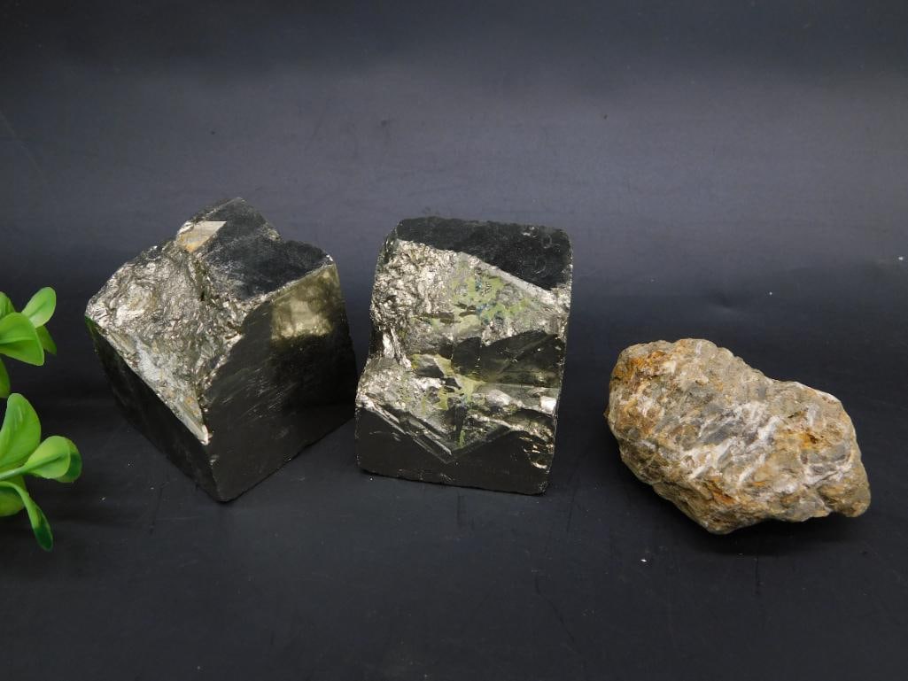 MIXED LOT ROCK STONE LAPIDARY SPECIMEN: MIXED LOT ROCK STONE LAPIDARY SPECIMEN - Part of our Discover Golden Attic, Crystals and Gems auction at HATMAN'S Auctions! Please see photos for measurements and condition. YES, we have in-house ship