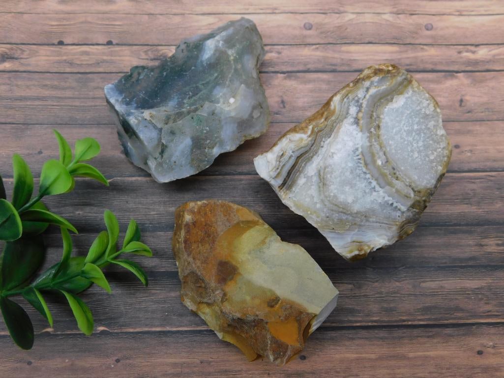 MIXED ROUGH LOT ROCK STONE LAPIDARY SPECIMEN: MIXED ROUGH LOT ROCK STONE LAPIDARY SPECIMEN - Part of our Discover Golden Attic, Crystals and Gems auction at HATMAN'S Auctions! Please see photos for measurements and condition. YES, we have