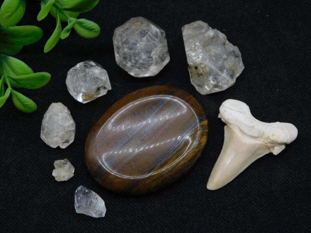 MIXED LOT ROCK STONE LAPIDARY SPECIMEN: MIXED LOT ROCK STONE LAPIDARY SPECIMEN - Part of our Discover Golden Attic, Crystals and Gems auction at HATMAN'S Auctions! Please see photos for measurements and condition. YES, we have in-house