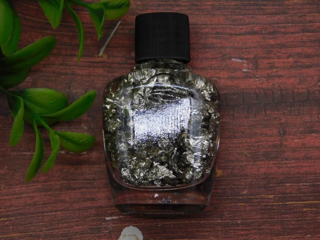 SILVER FLAKES IN BOTTLE ROCK STONE LAPIDARY SPECIMEN: SILVER FLAKES IN BOTTLE ROCK STONE LAPIDARY SPECIMEN - Part of our Discover Golden Attic, Crystals and Gems auction at HATMAN'S Auctions! Please see photos for measurements and condition. YES, we
